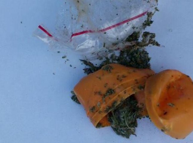 В Ужгороді молодик намагався від патрульних у роті сховати марихуану