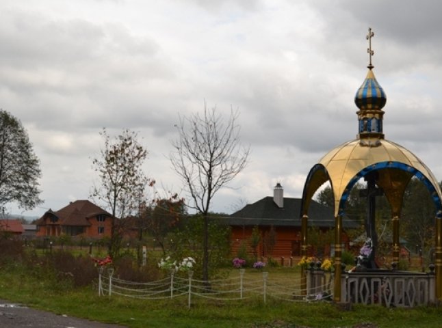 Закарпатське село вражає великою кількістю придорожніх хрестів