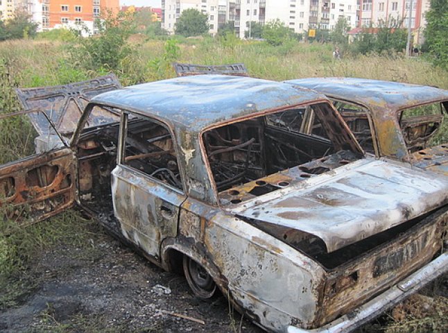Причиною повного згорання двох автомобілів в Ужгороді став підпал, мета – помста власнику за давні образи