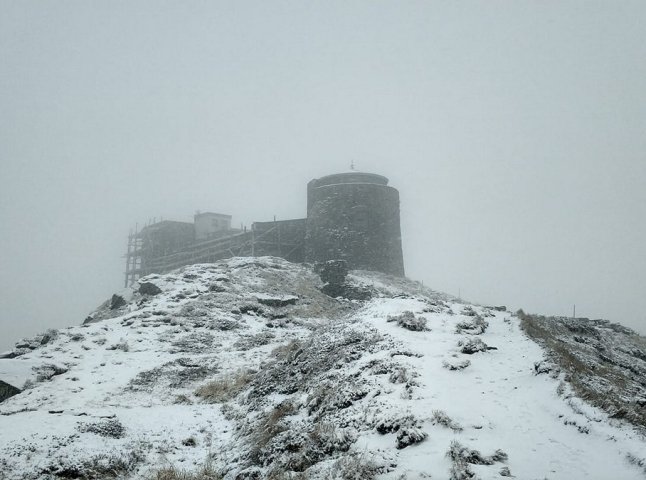 В горах Закарпаття падає сніг