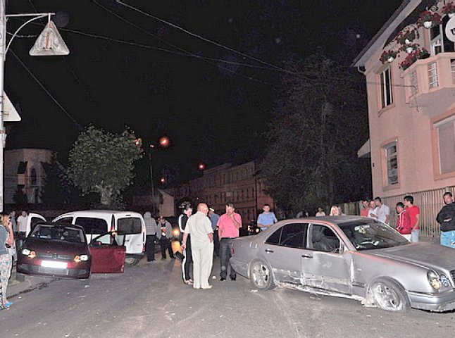 Винуватцем аварії у Хусті, в якій постраждав один із пасажирів, став водій "Мерседесу"