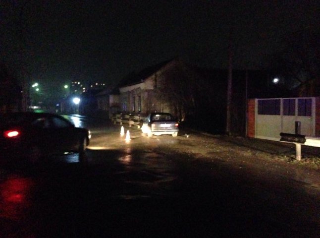 У Мукачеві неподалік мосту сталась ДТП: водій втік з місця події