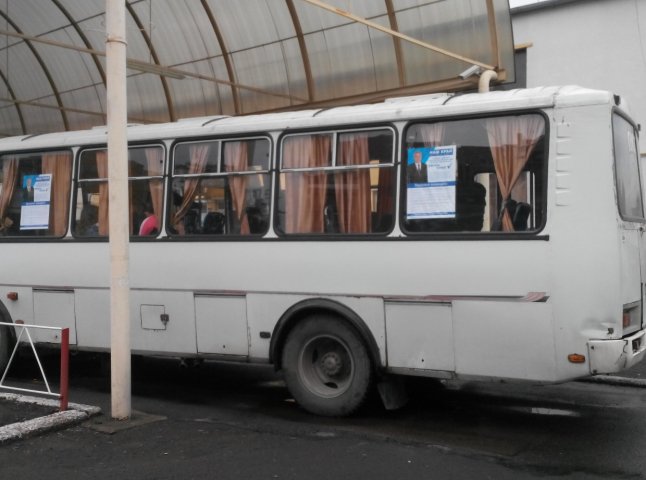 Кандидат у депутати від "Нашого Краю" розмістив свою агітацію на вікнах рейсового автобуса
