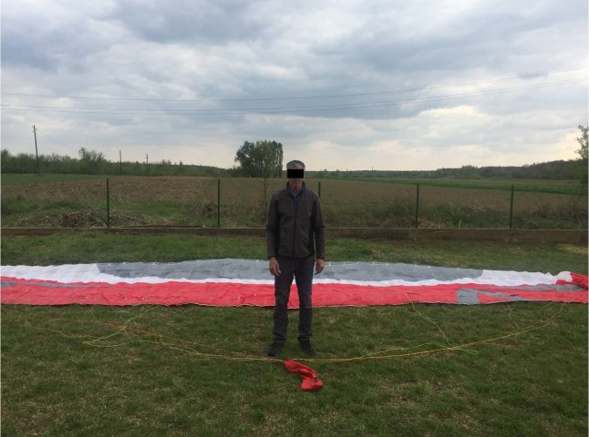 Закарпатські прикордонники затримали парашутиста, який перетнув україно-угорський кордон