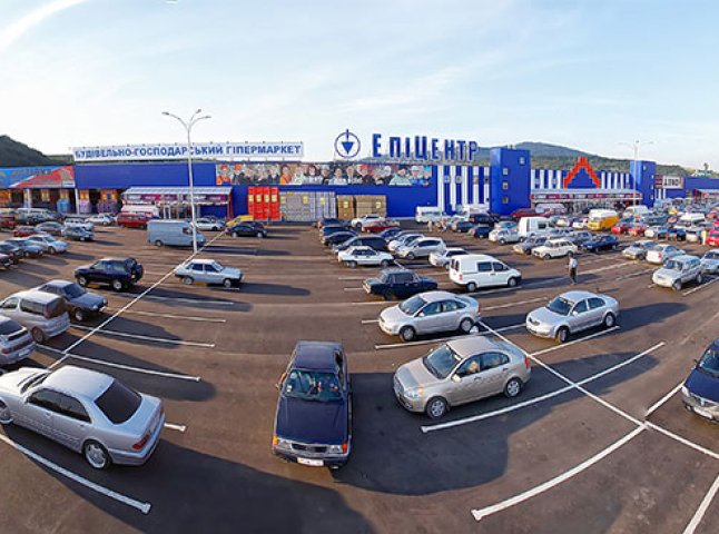 На пікет гіпермаркету "Епіцентр" у Мукачеві зібралося 8 автомобілів