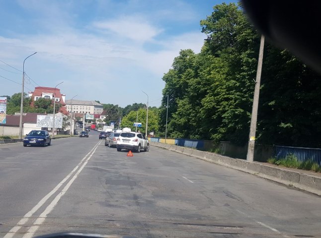 У Мукачеві на мосту трапилась ДТП: оприлюднено фото