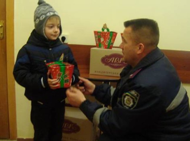 Діти мукачівських правоохоронців, які перебувають на Донбасі, отримали подарунки від святого Миколая