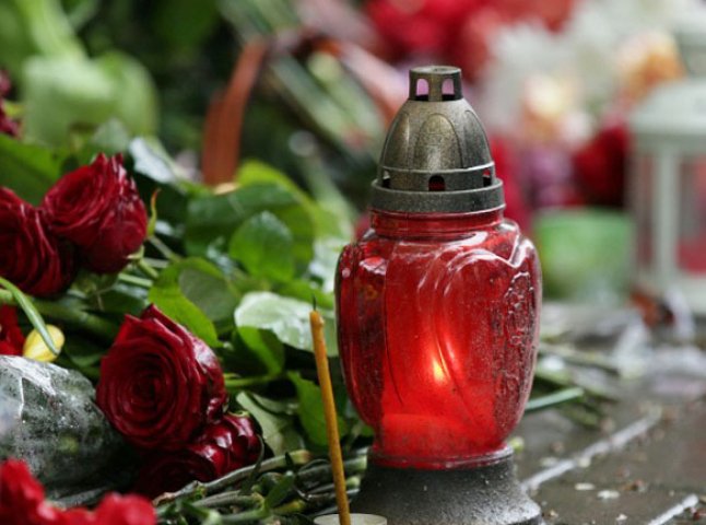 Ужгородці приносять квіти та свічки до Генконсульства Угорщини через загибель дітей в Італії