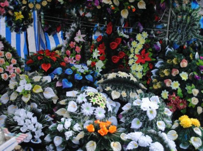 Де в Ужгороді торгуватимуть квітами та вінками до Дня пам’яті: перелік місць