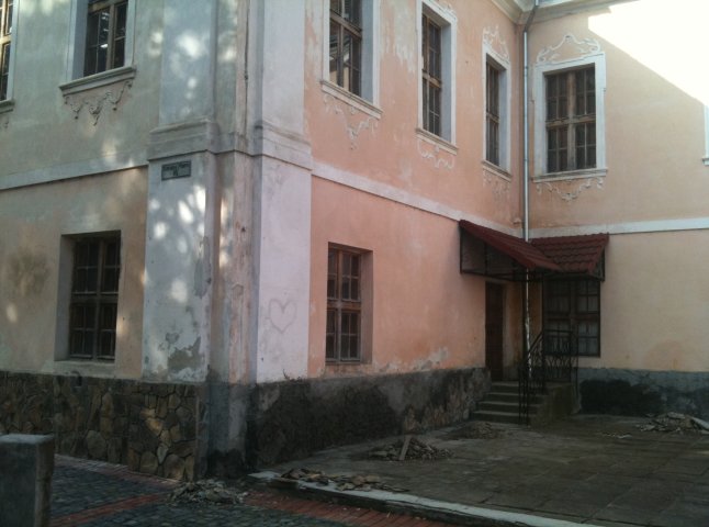 У Мукачеві розпочали ремонт фасаду художньої школи Міхая Мункачі