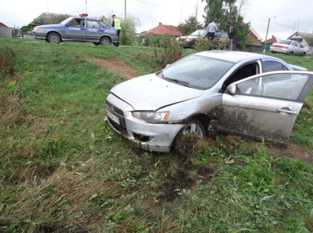 Неподалік обласного центру в авто перекинулась вагітна жінка