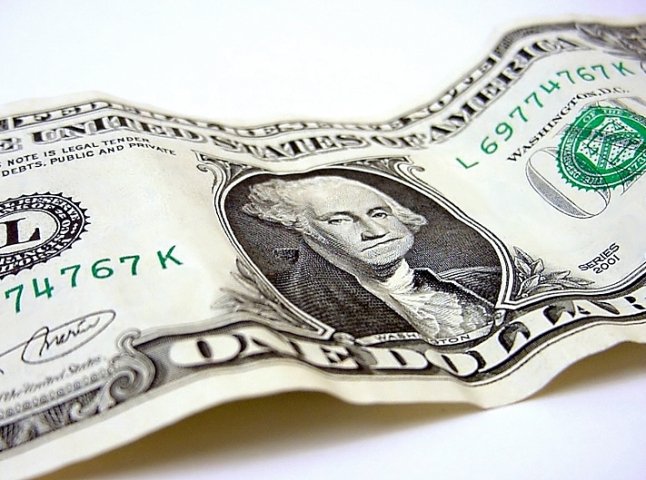 В банках Ужгорода придбати долари практично неможливо (ВІДЕО)