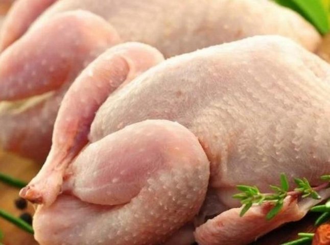 В українській курятині знайшли підшкірну субстанцію: чим і навіщо "шпигують" м’ясо