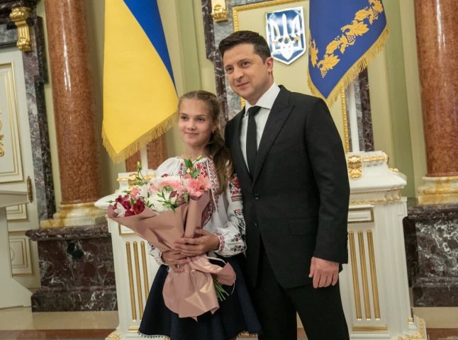 Дівчинка із Закарпаття отримала нагороду від Володимира Зеленського
