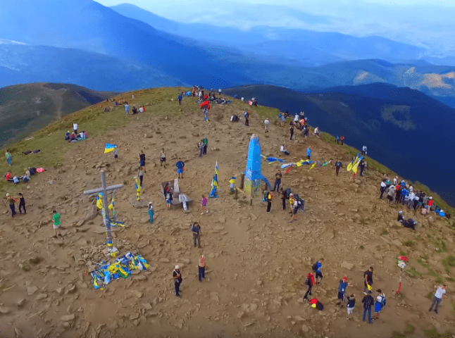 Найвищу гору України зняли із безпілотника