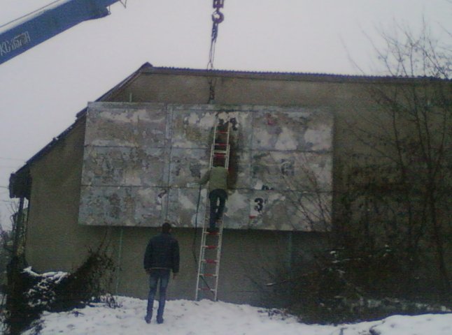 В Ужгороді демонтували величезний незаконно встановлений білборд