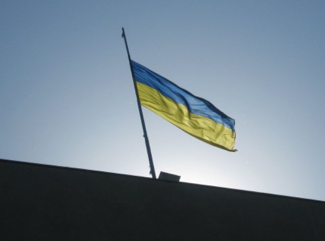 Виконком Мукачівської міськради просить приспустити на будинках державних підприємств прапор України