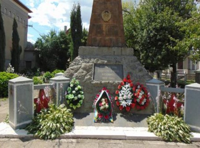 У Чопі почали реставрувати меморіал “Загиблим воїнам – визволителям Чопа”