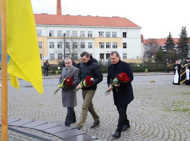 В Ужгороді відбулося покладання квітів з нагоди Дня Соборності України