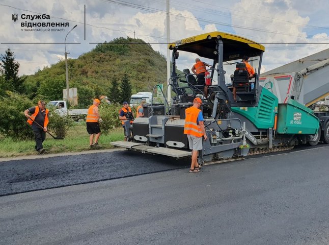 Водіїв попереджають, що на в’їзді в Мукачево ремонтують дорогу