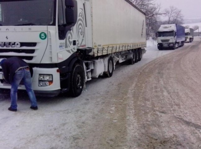 Проїзд вантажівок по трасі "Мукачево – Рогатин" відновлено