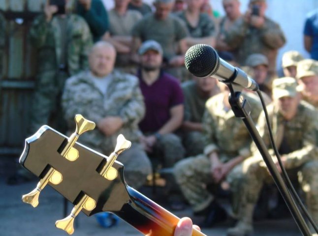 Музиканти з Києва та Хмельниччини виступили перед бійцями 128-ої бригади