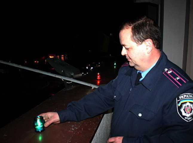 У вікнах облуправління міліції, міських та районних відділах запалили свічки пам’яті