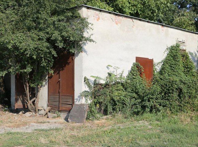 У центральній частині Мукачева демонтують стару будівлю