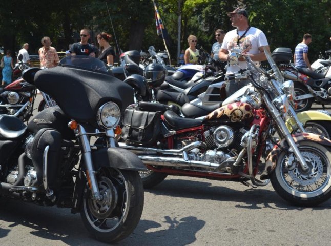 В Ужгороді байкери влаштували виставку власних мотоциклів