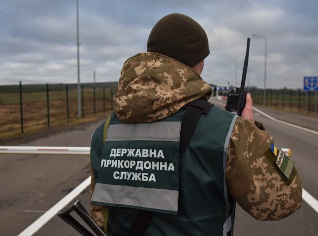 Вдалися до цинічного задуму: прикордонники розповіли, що утнули чоловіки