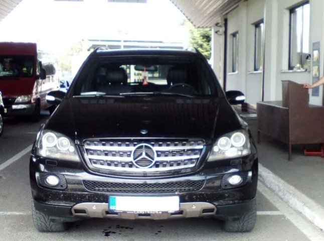 Викрадений у Болгарії «Mercedes» затримали прикордонники на Закарпатті