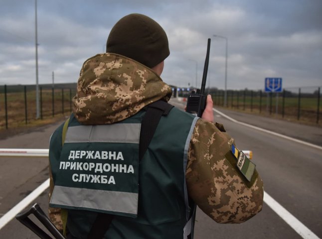 Брали по 4 тисячі доларів: прикордонники розповіли, що коїлось в області