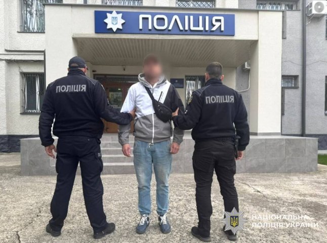 Судитимуть чоловіка, який намагався продати артефакти, знайдені на околиці Ужгорода