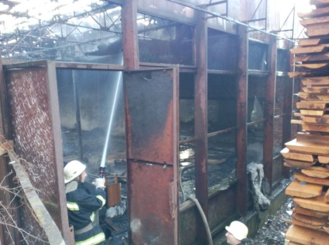 Мукачівські пожежники загасили складське приміщення
