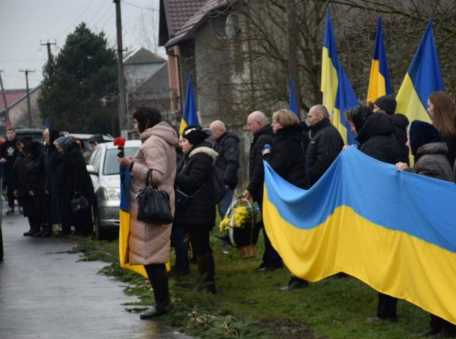 На Закарпатті провели в останню дорогу полеглого захисника