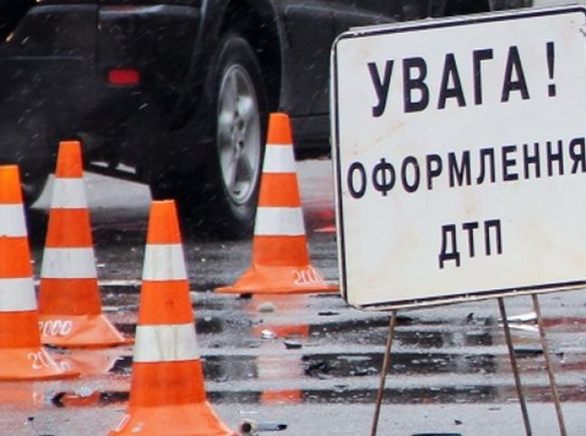 На вулиці Духновича у Мукачеві автомобіль "ВАЗ" та машина швидкої допомоги потрапили у ДТП