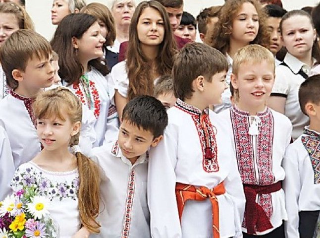 Мукачівських школярів "просять" прийти на свято Дня знань у вишиванках