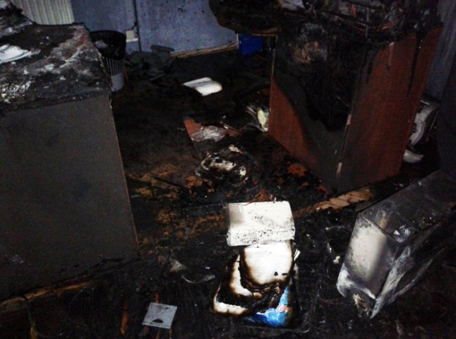 Ужгородські рятувальники оприлюднили фото пожежі в одному з офісів міста
