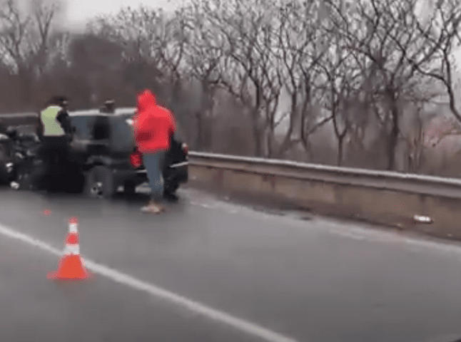 Чоловік лежав посеред дороги: на об’їзній Ужгорода лоб у лоб зіткнулися дві машини