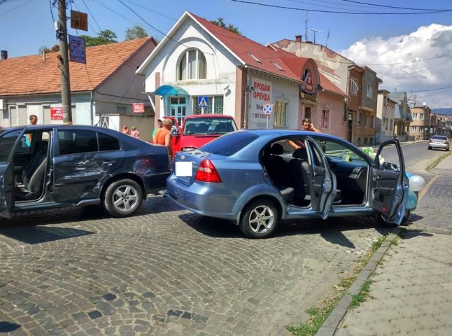 Весільна ДТП у центрі Мукачева: зіткнулись три автівки 