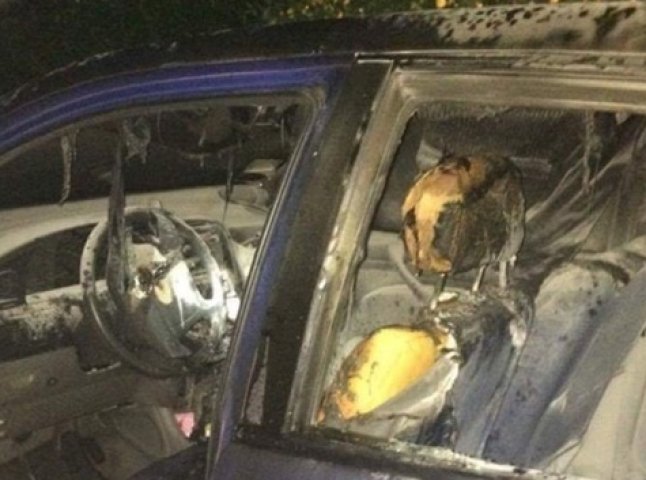 Ужгородські правоохоронці не називають причин пожежі автомобіля підприємця 