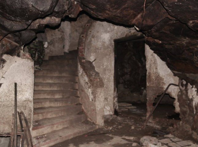 "Тут колись був відомий на всю Європу ресторан", – старожили про знайдене в Ужгороді підземелля