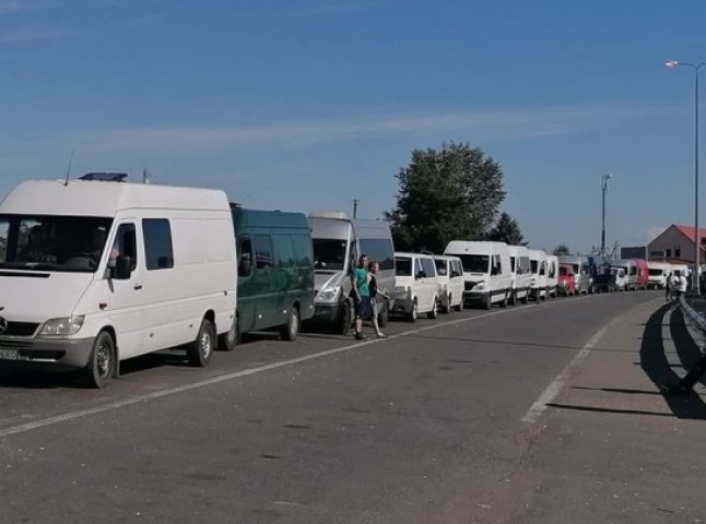 Близько 150 мікроавтобусів: на українсько-угорському кордоні величезні черги