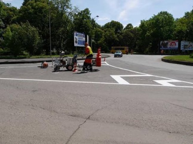 На вулицях Ужгорода розпочали наносити дорожню розмітку