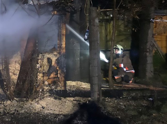 Вогнеборці серед ночі рятували майно на Тячівщині