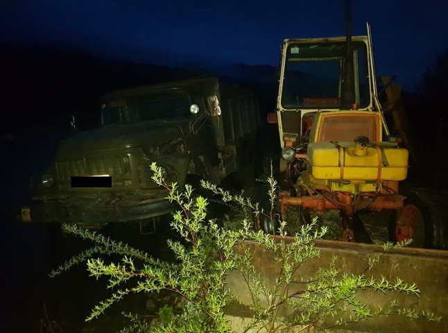 Вночі неподалік кордону незаконно видобували піщано-гравійну суміш