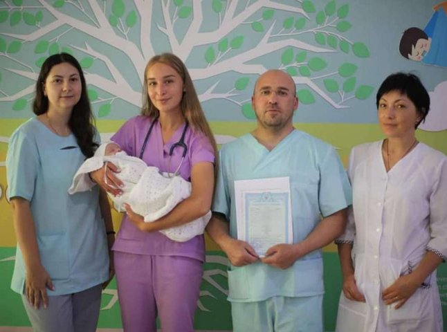 Немовля, яке покинули в пологовому у Мукачеві, передали новій мамі