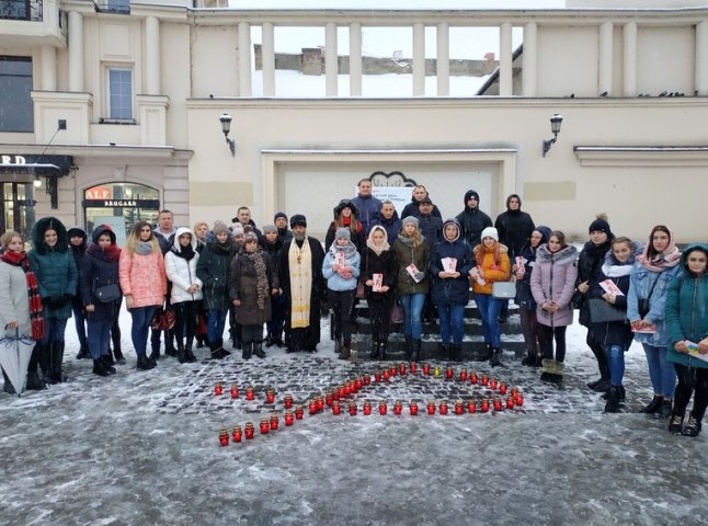 В Ужгороді провели акцію до Всесвітнього дня боротьби зі СНІДом