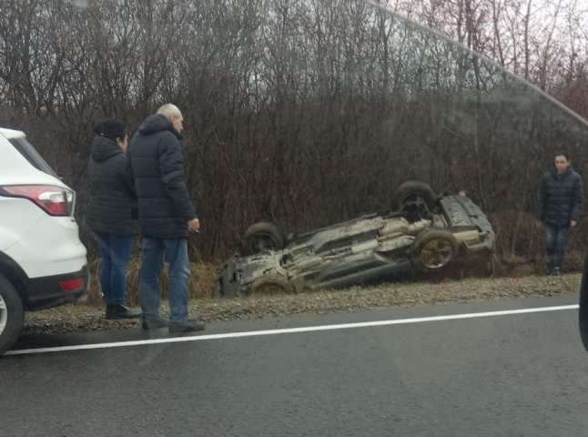 На Мукачівщині ДТП: одна автівка перекинулась на дах