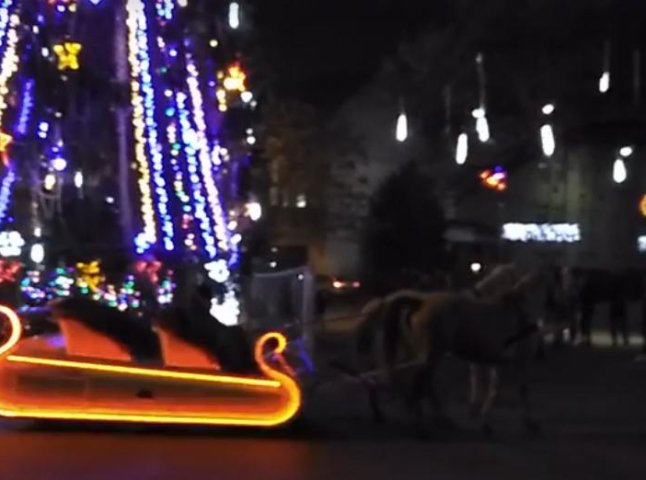 У Виноградові місцеві жителі влаштували різдвяний святковий атракціон з конями та своєрідним "Бентлі"
